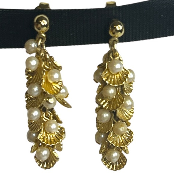 Vintage Avon Clip on Dangle Earrings Gold Plated Pearls on half Shells size 1.5" - Picture 15 of 15